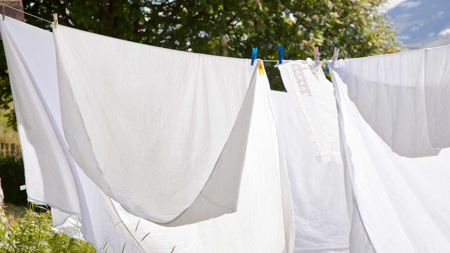 Le linge blanc a tendance a jaunir, quelles solutions pour garder vos draps blancs ? On vous donne quelques astuces