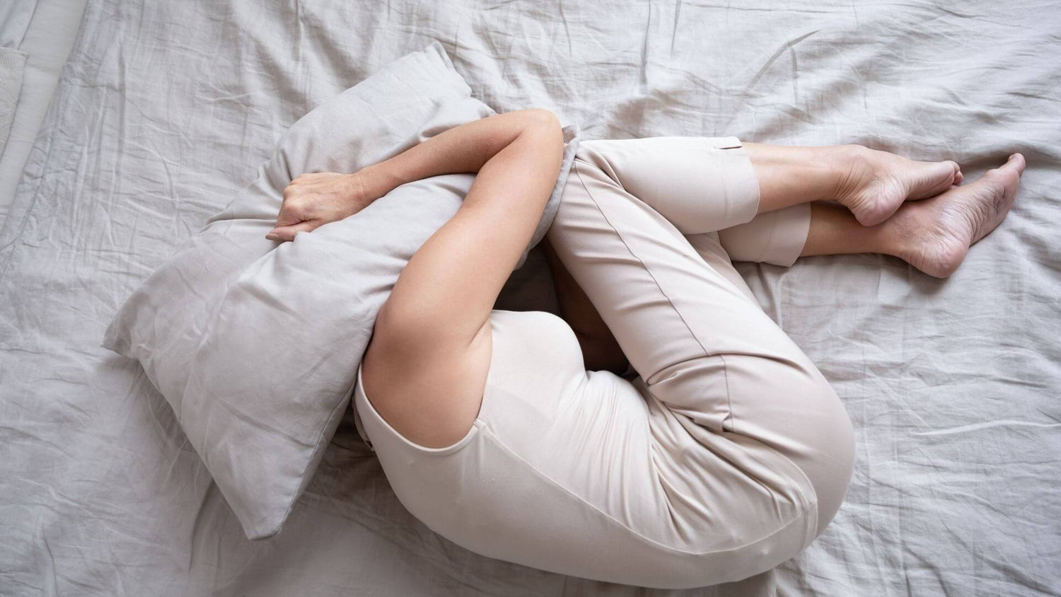 Dormir en position fœtale : 3 astuces pour booster votre sommeil